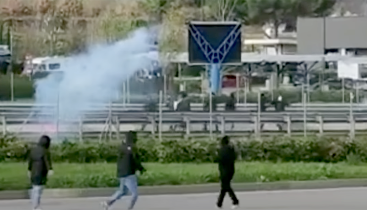 Gli Scontri Tra Tifosi Di Napoli E Roma In Autostrada VIDEO